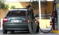 Automovilistas aprovecharon el último día del año para cargar combustible, ante la entrada en vigor del llamado gasolinazo