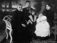 Imagen de Remedios Varo (enmedio), con su familia en 1916, tomada del libro de Janet A. Kaplan