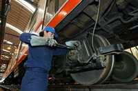 Un trabajador repara el sistema de frenado de un convoy de la línea  A, en los talleres La Paz del Sistema de Transporte Colectivo (Metro)