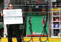 En una gasolinería de la colonia Moctezuma, en el oriente de la capital, un integrante del Frente Social por la Igualdad, en solitaria protesta por el alza a combustibles