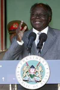El presidente Mwai Kibaki habla por la televisión
