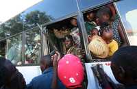 Un policía militar resguarda un autobús en Kisumu