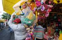 Miles de juguetes se ofrecen en los tianguis y mercados de la ciudad ante la próxima llegada de los Reyes Magos. Las imágenes, en un mercado del oriente de la capital