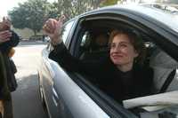 La periodista Carmen Aristegui a su salida de W Radio, donde la esperaban radioescuchas con pancartas de apoyo a su "labor crítica"