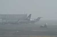 Imagen del aeropuerto capitalino por el banco de niebla de ayer.