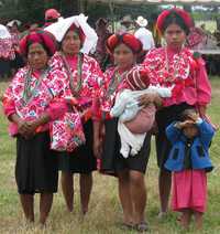 Una familia de mujeres teenek durante el encuentro de rituales indígenas de muertos