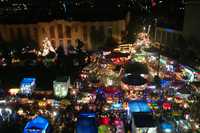 Vista panorámica de la feria instalada en el Monumento a la Revolución y de los escenarios donde los niños pueden tomarse una foto con los Reyes Magos.