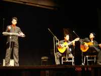 En la actualidad, Ernesto Mendoza (izquierda) está dedicado a difundir la ejecución del theremin en el país. En la imagen, el músico durante una presentación en el Centro Nacional de las Artes