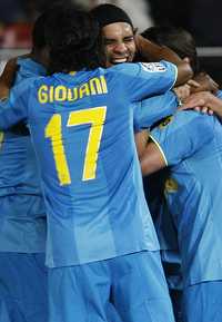 Márquez y Giovani festejan el tanto que ayudó al Barcelona a empezar el año con buen paso