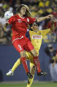 Ariel Rosada disputa el balón con Alejandro Argüello, quien hizo su segundo tanto en el torneo eliminatorio rumbo a la Copa Libertadores