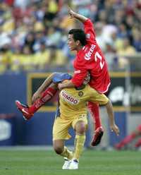 El choricero Mario Méndez y el americanista Jesús Mosqueda, durante el partido del Interliga que el América ganó 2-1 al Toluca