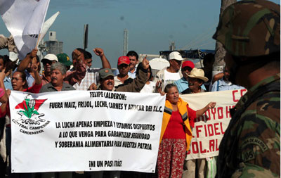 Representantes de distintas organizaciones agrarias del estado de Veracruz se manifestaron en repudio al TLCAN