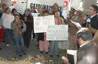 Campesinos de Durango protestaron ayer frente al Congreso local por la entrada en vigor del capítulo agropecuario del tratado comercial