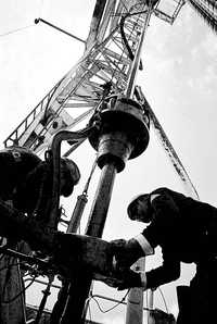 Trabajadores de Pemex cuando avanzan en la perforación del yacimiento de gas Playuela, en el municipio veracruzano de Tlalixcoyan. El depósito ha sido uno de los descubrimientos más importantes de este hidrocarburo en la cuenca del Golfo de México