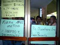 Campesinos del municipio de Jalpa de Méndez realizaron un mitin a las puertas del Instituto de Vivienda de Tabasco para exigir a la Secretaría de Desarrollo Social que no excluya de sus programas de ayuda a 27 comunidades afectadas por las inundaciones de octubre y noviembre de 2007