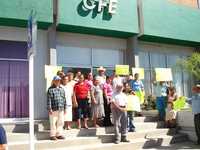 Integrantes del Movimiento Popular de Usuarios del Norte de Nayarit se manifestaron frente a las oficinas de la CFE en Santiago Ixcuintla para demandar una rebaja a las tarifas