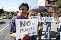 Vecinos de la unidad habitacional John F. Kennedy en la Jardín Balbuena cierran avenida del Taller esquina con el Eje Tres Oriente en protesta por la construcción de un puente que bloqueará las entradas a su estacionamiento