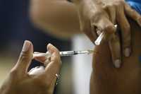 Autoridades brasileñas solicitaron a fabricantes de vacunas que elaboren cerca de 30 millones de dosis para combatir el mal, transmitido por mosquitos