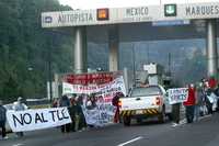Integrantes de El Barzón Popular tomaron la caseta de cobro de la autopista México-Toluca y permitieron el paso a los automovilistas sin pagar peaje, en protesta por la entrada en vigor del capítulo agropecuario del Tratado de Libre Comercio de América del Norte