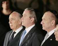 Shimon Peres y Ehud Olmert flanquean a Bush, ayer en el Museo del Holocausto