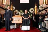 El presidente Felipe Calderón realizó la primera guardia de honor acompañando a Cibeles, la hija del escritor