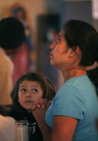 Mujer con su hija, en el comedor de un albergue para migrantes de Nuevo Laredo, sostenido por la Iglesia católica