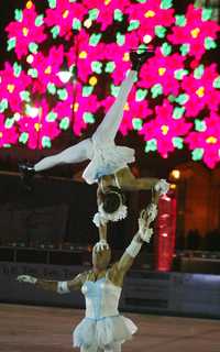 Los patinadores ucranianos Vladimir Besedin y Olesky Polishchuck mostraron acrobacias de alta dificultad durante el acto de clausura de la pista de hielo en el Zócalo capitalino, ayer