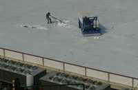 Trabajos de raspado de hielo para el posterior desmantelamiento de la pista, en el Zócalo capitalino, ayer