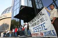 Las protestas de los burócratas en contra de la Ley del ISSSTE, como la realizada el 7 de junio pasado, continuarán, principalmente en la capital