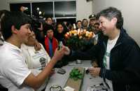 Consuelo González (derecha) entrega en Bogotá pruebas de vida al hijo del dirigente político colombiano Alan Jara