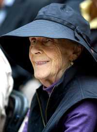 La artista plástica Leonora Carrington durante la inauguración de la exposición Campanas, en 2005