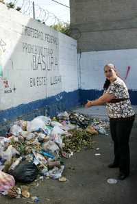 Vecinos de la colonia Huichapan, en la delegación Miguel Hidalgo, denunciaron la falta de atención por parte de las autoridades de la demarcación en materia de servicios urbanos, inseguridad y conflictos de vialidad. En la gráfica, la señora Jacqueline Torres mostró uno de los sitios que son utilizados como basureros