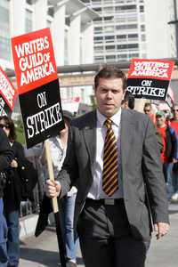 Paul Howes, secretario nacional del sindicato de trabajadores australianos, mostró el apoyo de su gremio al unirse hoy a la protesta de los guionistas de Hollywood, a las afueras de los estudios de la 20th Century Fox