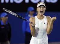 La rusa Maria Sharapova festeja la victoria lograda sobre la estadunidense Lindsay Davenport en el Abierto de Tenis de Australia