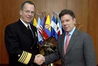 El jefe del Estado Mayor Conjunto estadunidense, Michael G. Mullen (a la izquierda), saluda al ministro de Defensa colombiano, Juan Manuel Santos, al llegar ayer a Bogotá para una visita de dos días