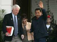El legislador estadunidense William Delahunt acompaña al presidente Hugo Chávez, después de una reunión entre ambos en Caracas
