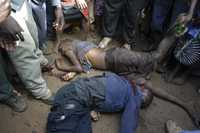 Dos jóvenes yacen en una calle de Nairobi, muertos por la policía de Mwai Kibaki durante los enfrentamientos con opositores