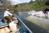 Damnificados de Ostuacán y Tecpatán acuden cada mañana a los embarcaderos en espera de que baje el nivel del río, sin saber que muchas de sus viviendas están totalmente perdidas