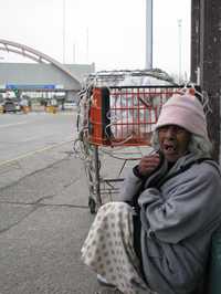 La anciana Evangelina vive de recoger botes en la calle y en esta temporada invernal duerme cerca de la Puerta México, el puente del sueño americano que comunica Matamoros con Brownsville