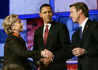 Hillary Rodham Clinton, Barack Obama y John Edwards, aspirantes a la candidatura presidencial estadunidense por el Partido Demócrata, se saludan poco antes de sostener un debate en Carolina del Sur que fue transmitido por la cadena CNN