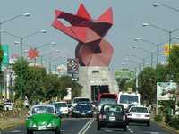 Vista de la escultura Cabeza de coyote, en el cruce de las avenidas Pantitlán y Adolfo López Mateos