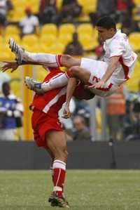 Michael Chretien (derecha), de Marruecos, y Brian Brendell, de Namibia, durante un partido de la Copa de África de Naciones