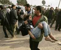 Policías egipcios dispararon ayer contra palestinos convocados por Hamas que intentaron cruzar un paso fronterizo cerrado desde junio pasado, cuando el grupo radical tomó el control de la franja de Gaza. En el lugar hubo intercambio de disparos que se saldó con 15 uniformados y 60 manifestantes heridos; en la imagen, una menor lesionada es llevada a un hospital