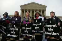 Manifestantes en contra del aborto escuchan a los oradores frente a la Suprema Corte de Estados Unidos, en Washington, con ocasión del 35 aniversario de la decisión Roe contra Wade, que dio pie a la despenalización del aborto en aquella nación