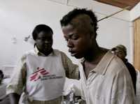 Una enfermera atiende en Nakuru a un joven herido con una flecha.