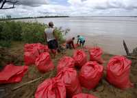 Trabajadores colocaron desde el pasado viernes bolsas de arena para contener la crecida del Río Grande (unos 50 kilómetros al este de Santa Cruz), debido a las intensas lluvias que han caído los últimos días sobre los nueve departamentos bolivianos