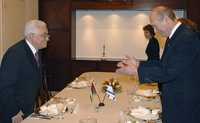 El primer ministro israelí Ehud Olmert, derecha y el presidente palestino, Mahmoud Abbas, durante un encuentro, ayer en Jerusalén. La imagen  fue proporcionada por la oficina de prensa del gobierno israelí