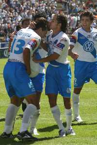 El camotero Bola González (13) marcó el gol que definió la igualada y es felicitado por sus compañeros