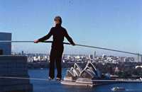 El documental Man on Wire –dirigido por el británico James Marsh– fue premiado como el mejor en la categoría Cine del Mundo. Narra las pericias del equilibrista francés Phillipe Petit, quien en 1974 se atrevió no sólo a cruzar las extintas torres gemelas en Nueva York, sino a bailar sobre la cuerda tendida entre ambos edificios, en lo que fue nombrado como "el crimen artístico del siglo". La gráfica corresponde a otra de las hazañas del funambulista, en el puente Harbour, en Sydney, Australia