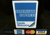 La empresa estadunidense American Express reportó una reducción de ganancias en el último trimestre. La firma de tarjetas de crédito logró utilidades trimestrales por 831 millones de dólares, 10 por ciento menos que el año anterior